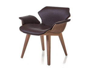 Кожаное кресло с подлокотниками