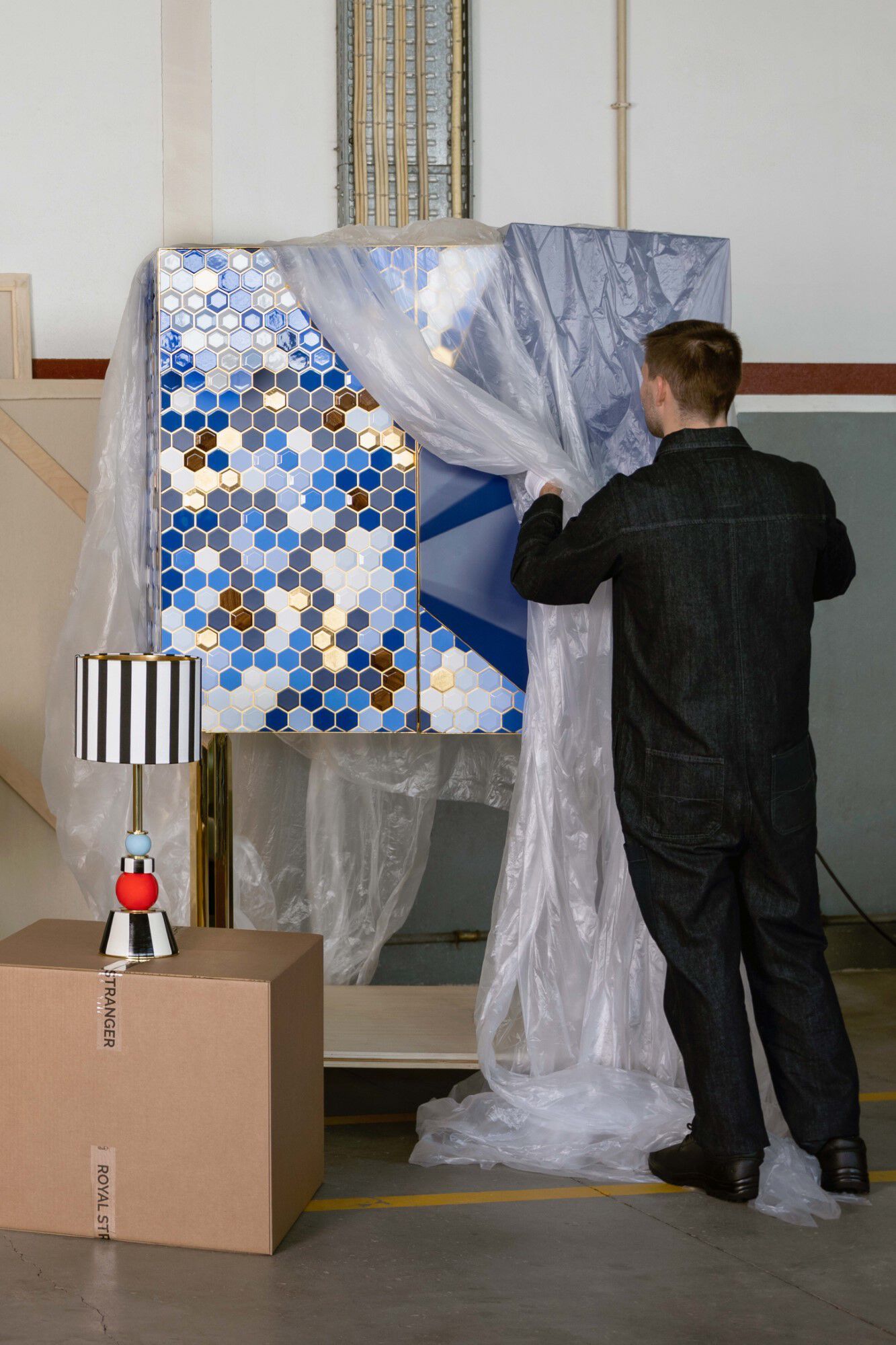 Деревянный шкаф с распашными дверцами ROYAL STRANGER HONEYCOMB ARCH-00035251 - Вид №10