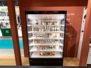 Вертикальная охлажденная витрина