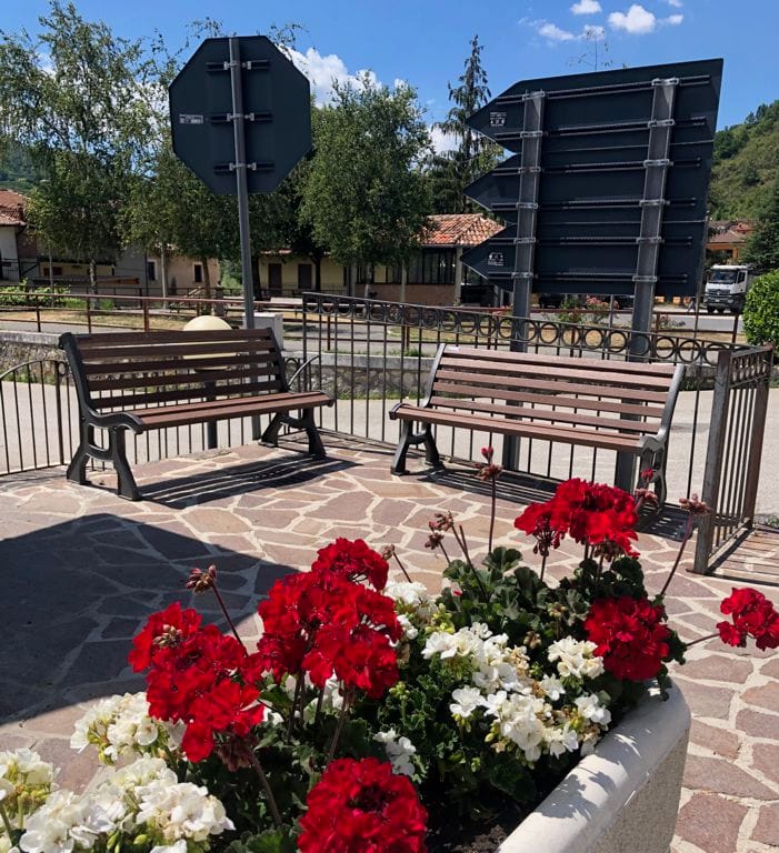 Переработанная пластиковая скамейка со спинкой EUROCOMITALIA классическая мебель ARCH-00124082 - Вид №2