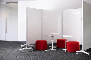 FSRT464 Мобильные стеклянные панели Jot с рамами с порошковым покрытием белой текстуры и ультра-белым диамалитовым стеклом с магнитной прослойкой и стандартной отделкой.  Forms-surfaces