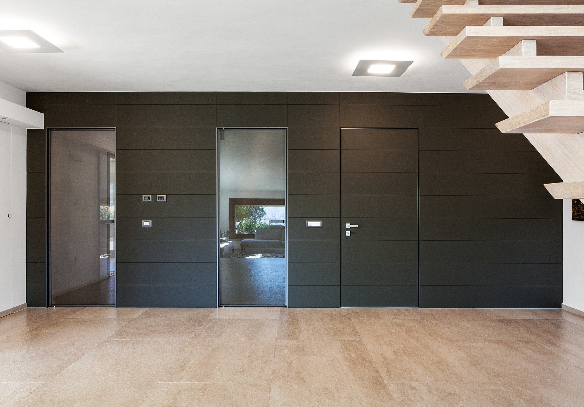 Скоординированная бронированная дверь с системой Synua Wall Oikos Настенная система Synua ARCH-00017417 - Вид №1