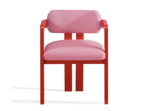 Тканевое кресло с подлокотниками