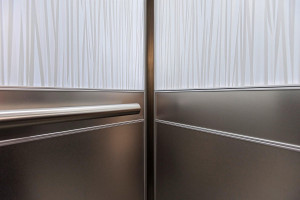 FSRT755 Интерьер лифта Levele с панелями лайтплана из стекла vivigraphix graphica с прослойкой cairo и отделкой pearlex +; захватные панели из нержавеющей стали с отделкой из песчаника; круглые перила из сатинированной нержавеющей стали на частном участке Forms-surfaces 