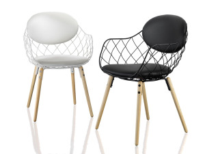 Стальной и деревянный стул с подлокотниками