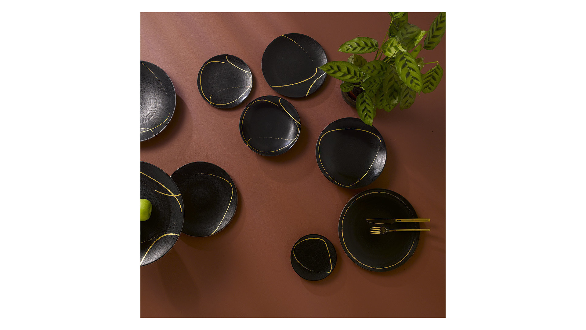 10654665 Royal Crown Derby Блюдо Royal Crown Derby "Эскиз. Черный" 34см Фарфор, Керамика  - Вид №1