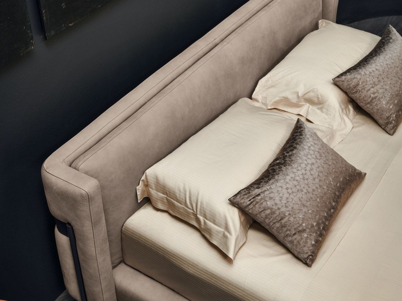 Кожаная двуспальная кровать с мягким изголовьем Cantori VALLEY ARCH-00049337 - Вид №1