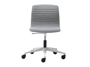 Вращающееся офисное кресло с колесами