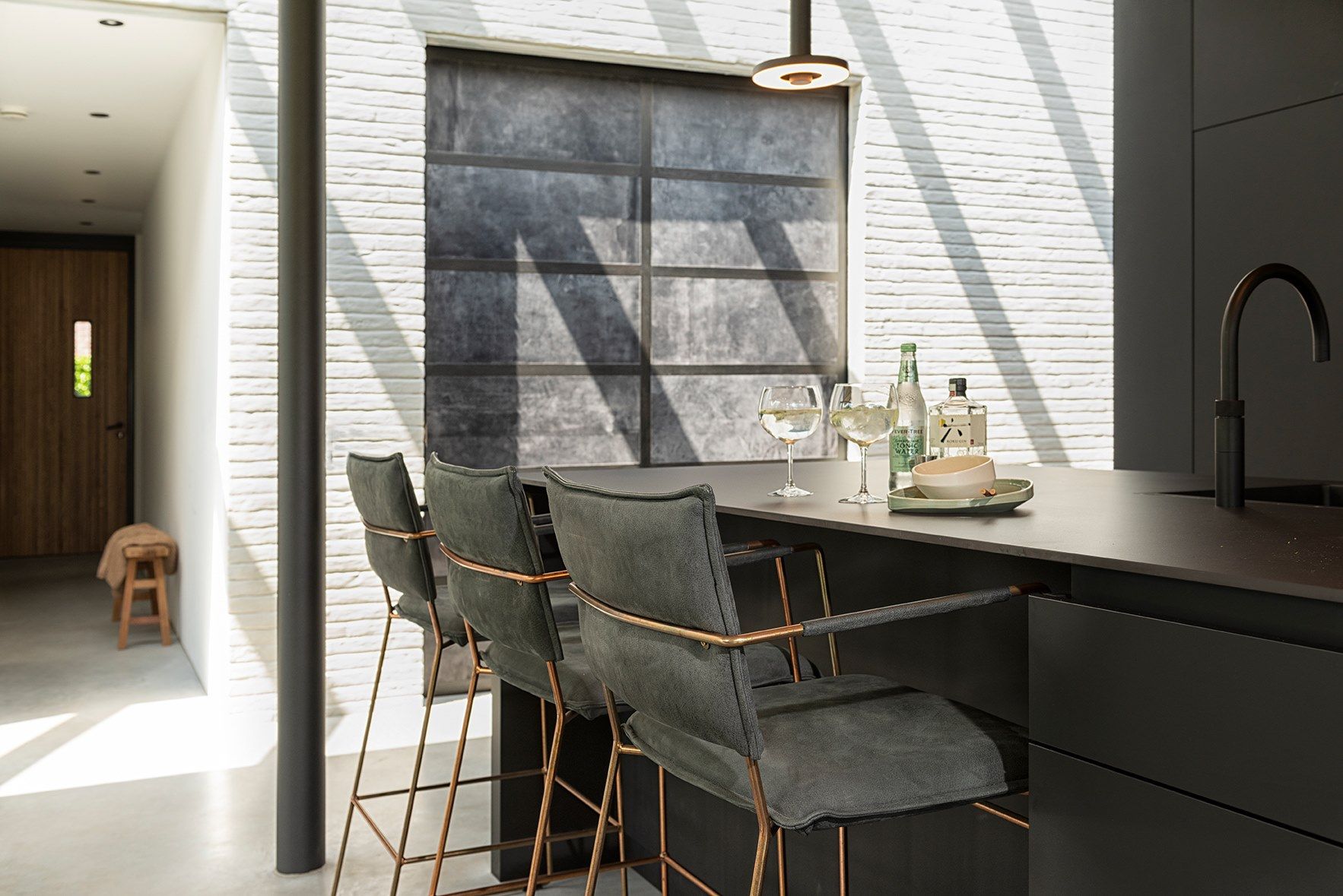 Высокий кожаный табурет с подлокотниками Jess Norman ARCH-00003356 - Вид №2