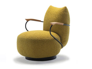 Тканевое кресло с подлокотниками