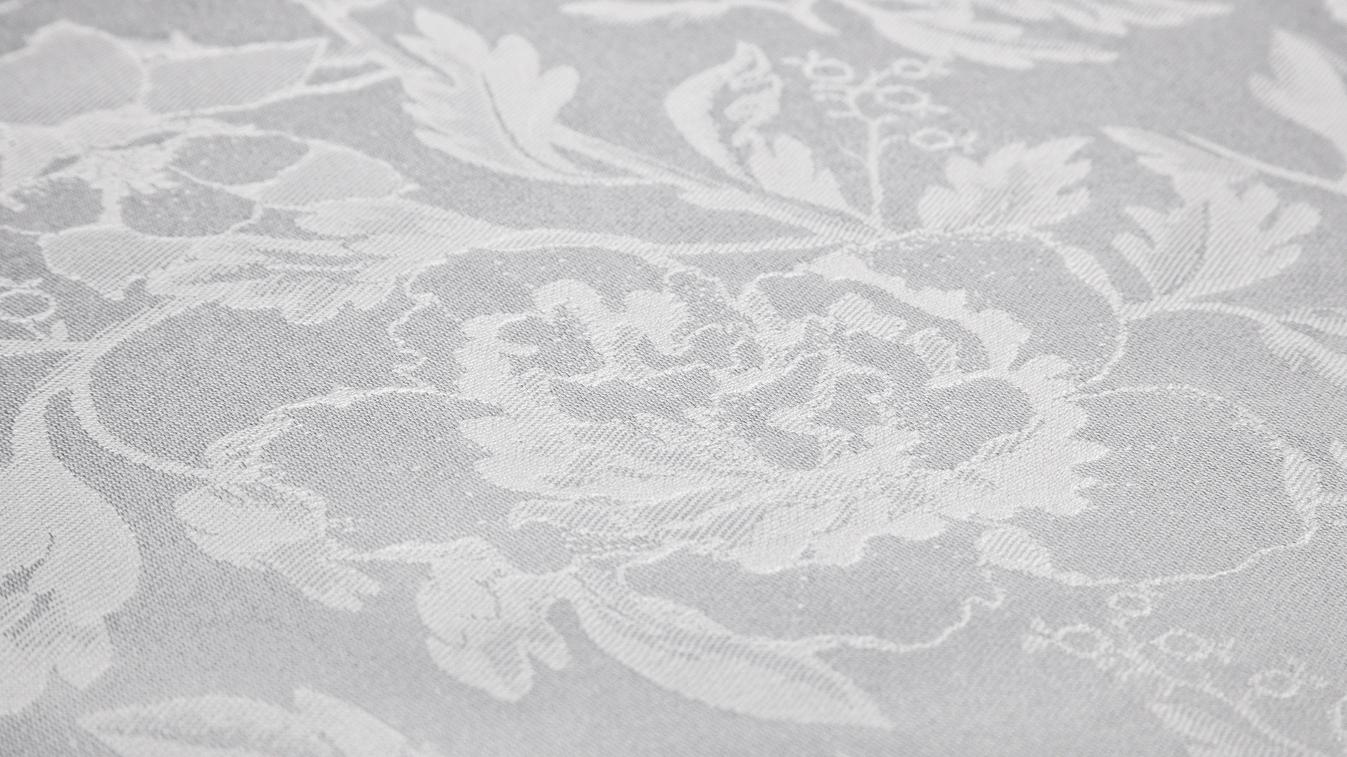 10581323 Garnier-Thiebaut Дорожка для стола 55х180см "Очарование" (белая) Ткань  - Вид №1