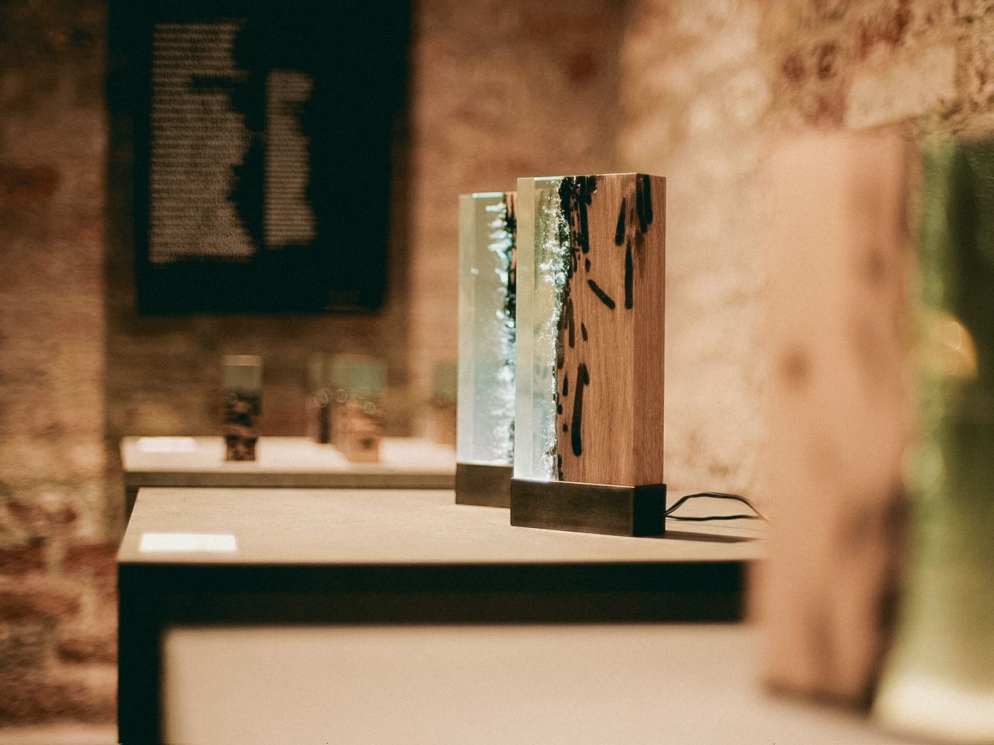 Светодиодная настольная лампа из дуба и смолы alcarol Bricola ARCH-00130784 - Вид №3