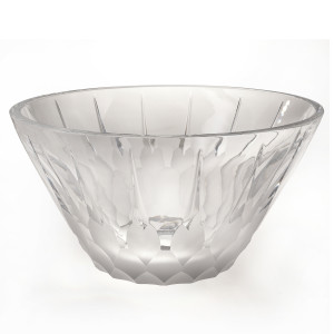 CBART 3SC Умывальник из хрусталя 24% Pbo, выгравированный полностью вручную. Дизайн непрозрачных разрезов внизу и глянцевых в форме лучей вверху напоминает скульптуру из льда.Размеры: диаметр см. 37 — ч. см. 19.5 Умывальник поставляется с латунным кольцом