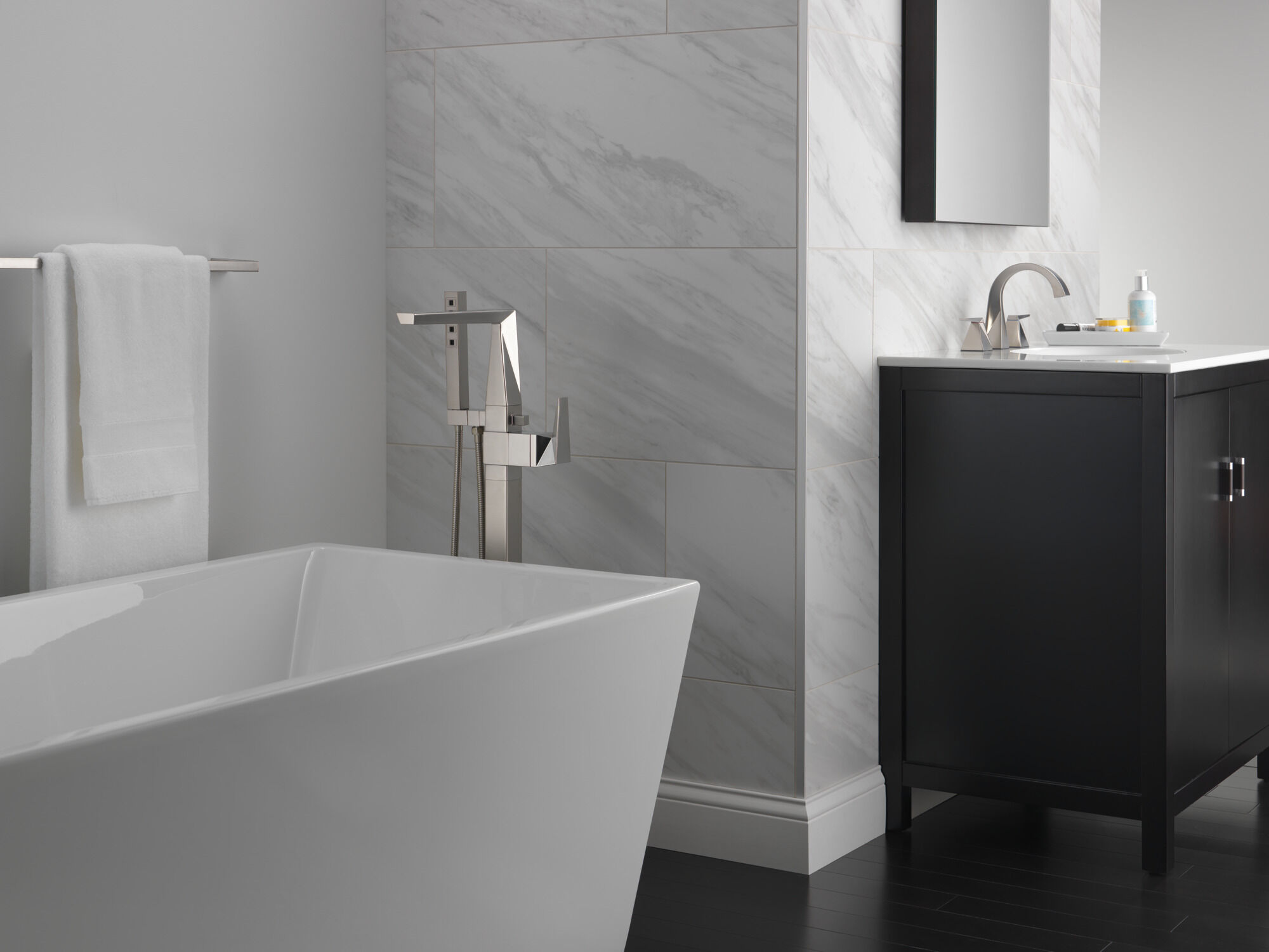 T4743-SSFL Накладка наполнителя ванны на полу с одной ручкой Delta Faucet Trillian Нержавеющая сталь  - Вид №2
