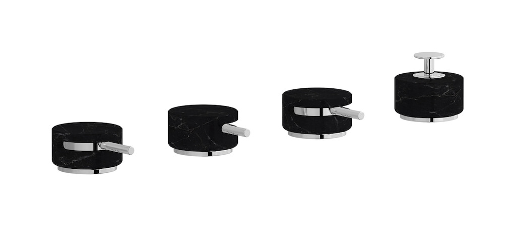 Смеситель на бортик ванной на 4 отверстия с изливом, дивертером и душевым гарнитуром. WE ARE IB mr397cc_2 Chrome Marmo