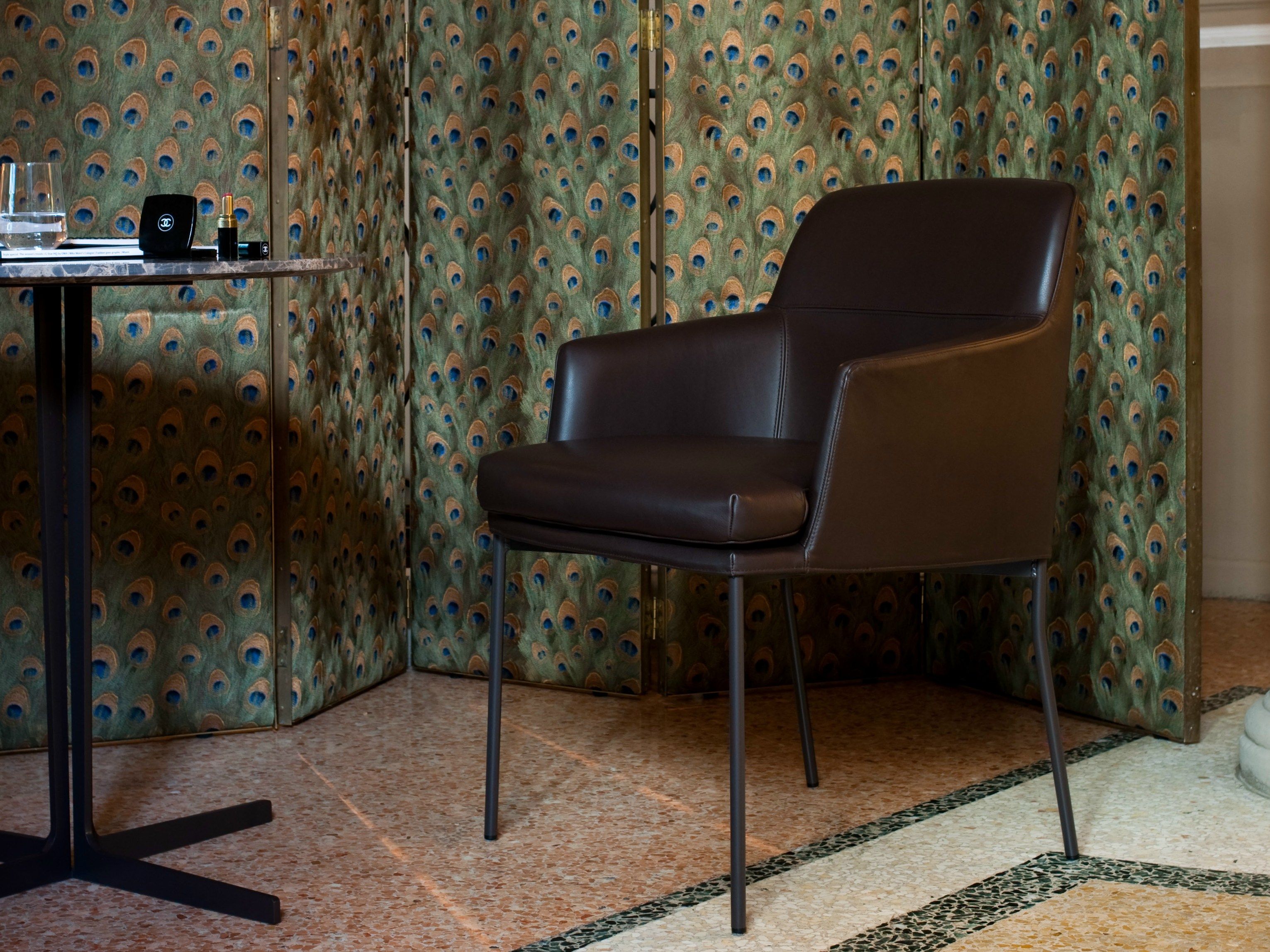 Кожаный стул с подлокотниками Tacchini Монтевидео ARCH-00110162