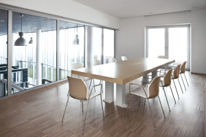 Пластиковый стул с подлокотниками