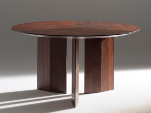 Круглый деревянный стол