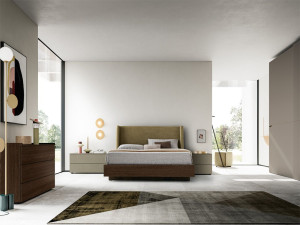 Деревянная двуспальная кровать с мягким изголовьем