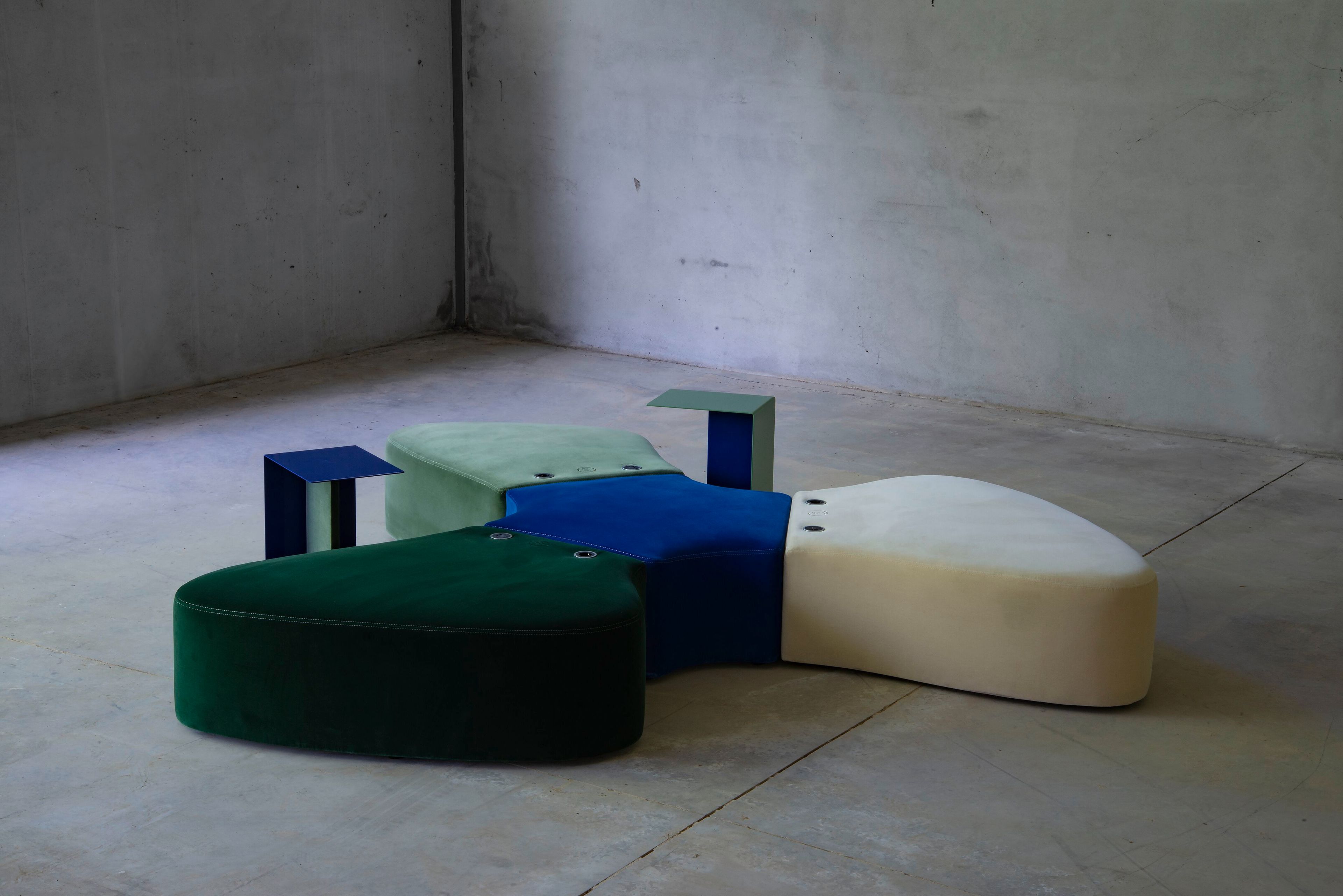 Состав пуфиков с электрическими розетками Adrenalina Sir-pent ARCH-00052748 - Вид №1