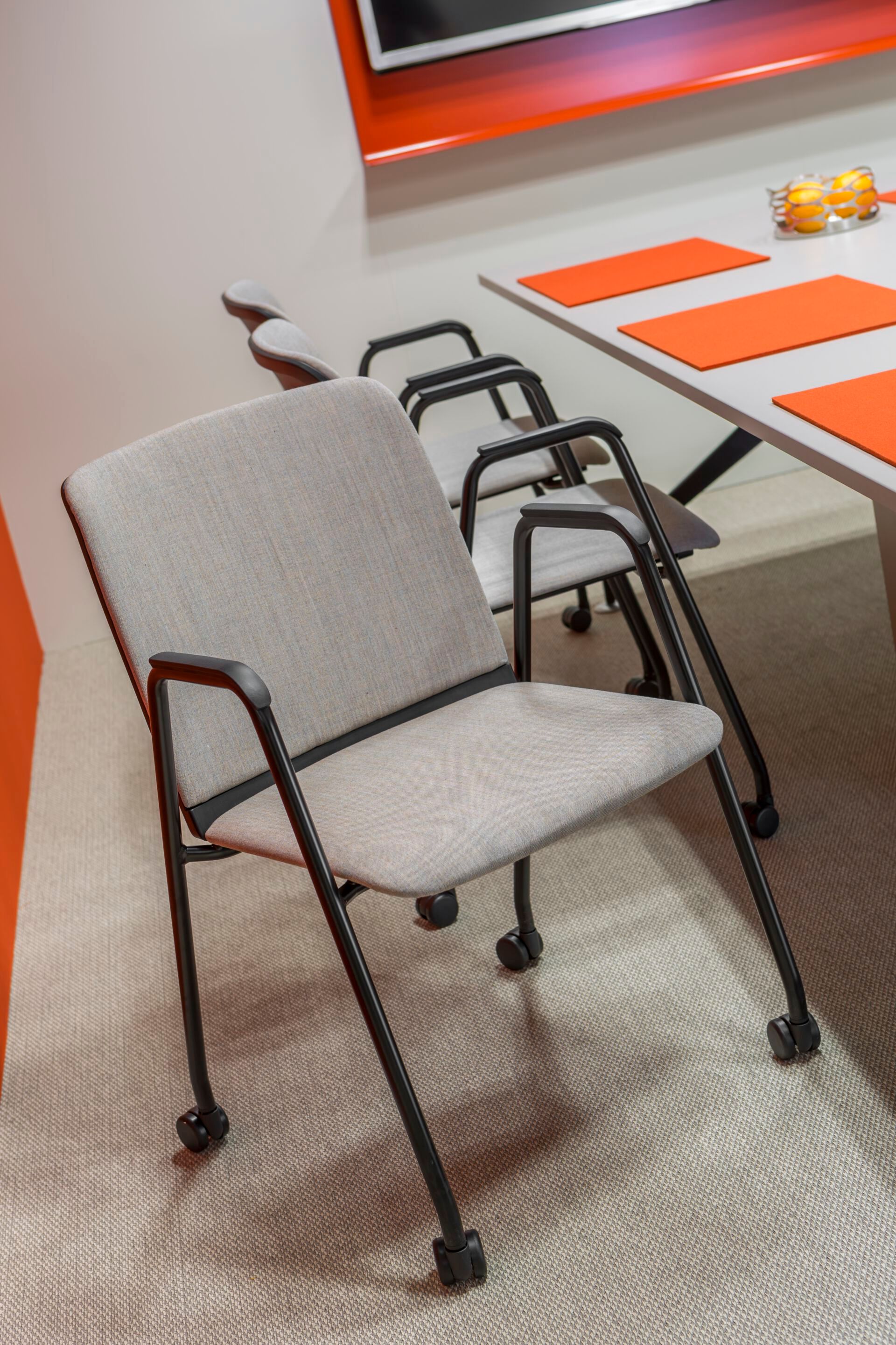 Тканевый стул для конференций с колесами Haworth Lively ARCH-00113354 - Вид №1