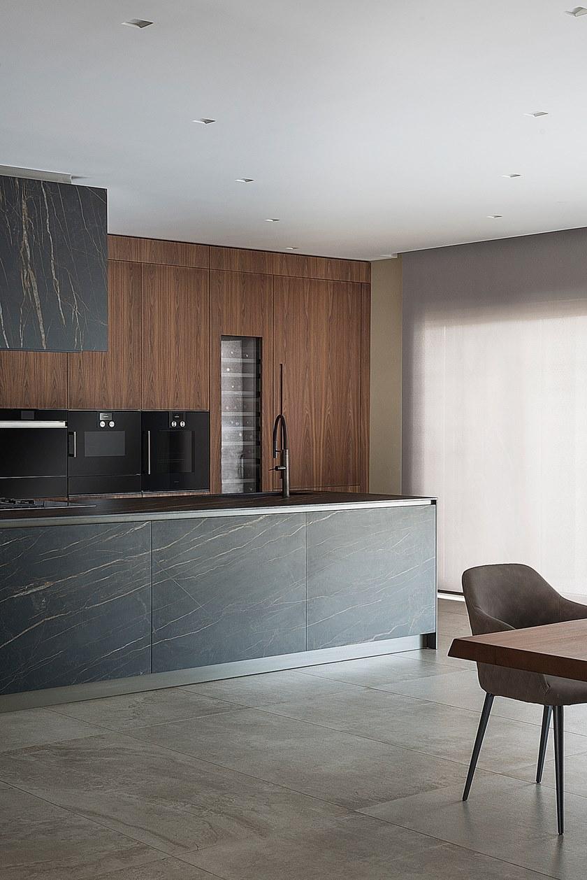 TM Italia Cucine Линейная кухня с островом и внутристенной витриной sun-id-1433471 - Вид №4