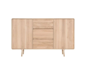 Шкаф из дуба с распашными дверцами