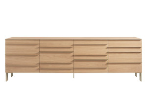 Деревянный шкаф с распашными дверями