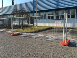 Металлический забор безопасности