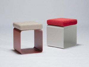 Низкий стул из листового металла с мягким сиденьем