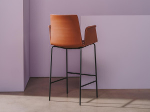 Высокий тканевый стул с подлокотниками и спинкой