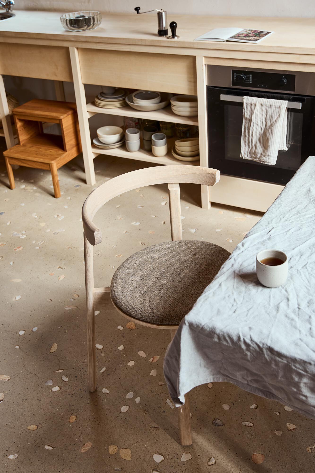 Штабелируемый дубовый стул с мягким сиденьем Form & Refine Lunar ARCH-00070395 - Вид №8