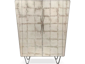 Деревянный шкаф с распашными дверцами