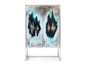 Шкаф из ели со стеклянными распашными дверцами и встроенным освещением