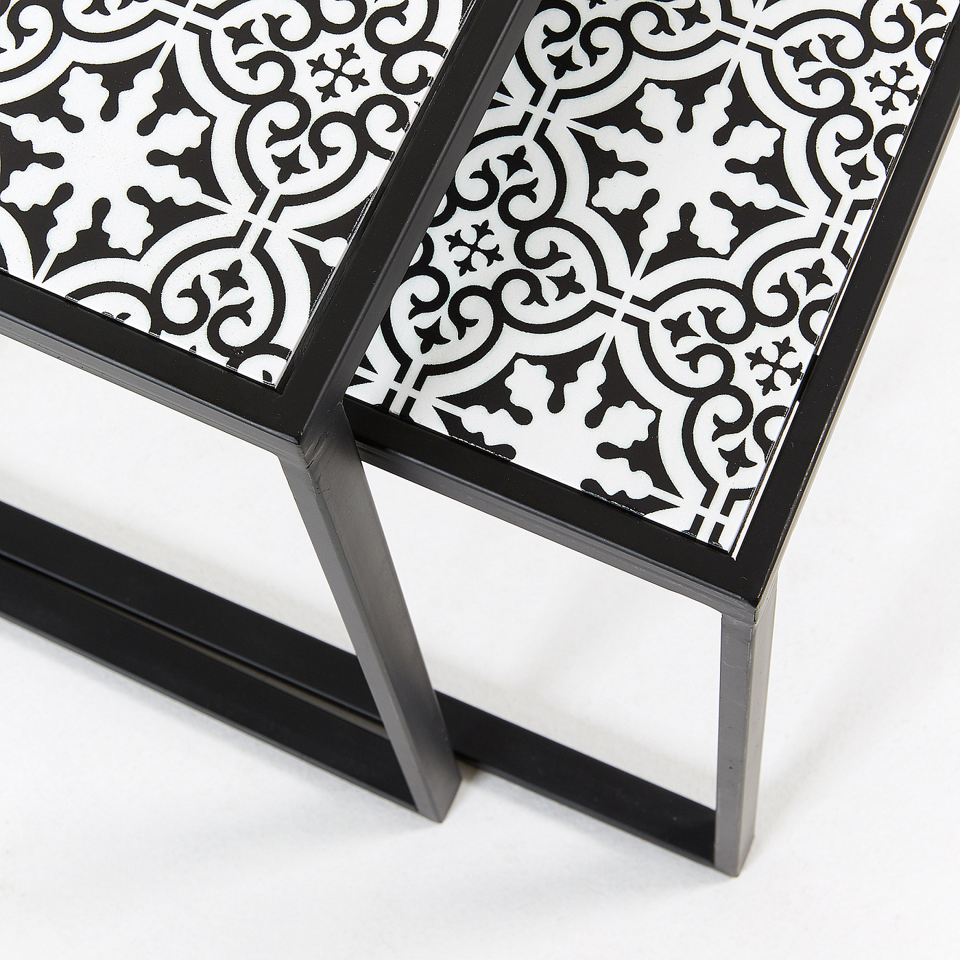 054575 Комплект из 2 столов Tropica металлический черный La Forma Pica  - Вид №3