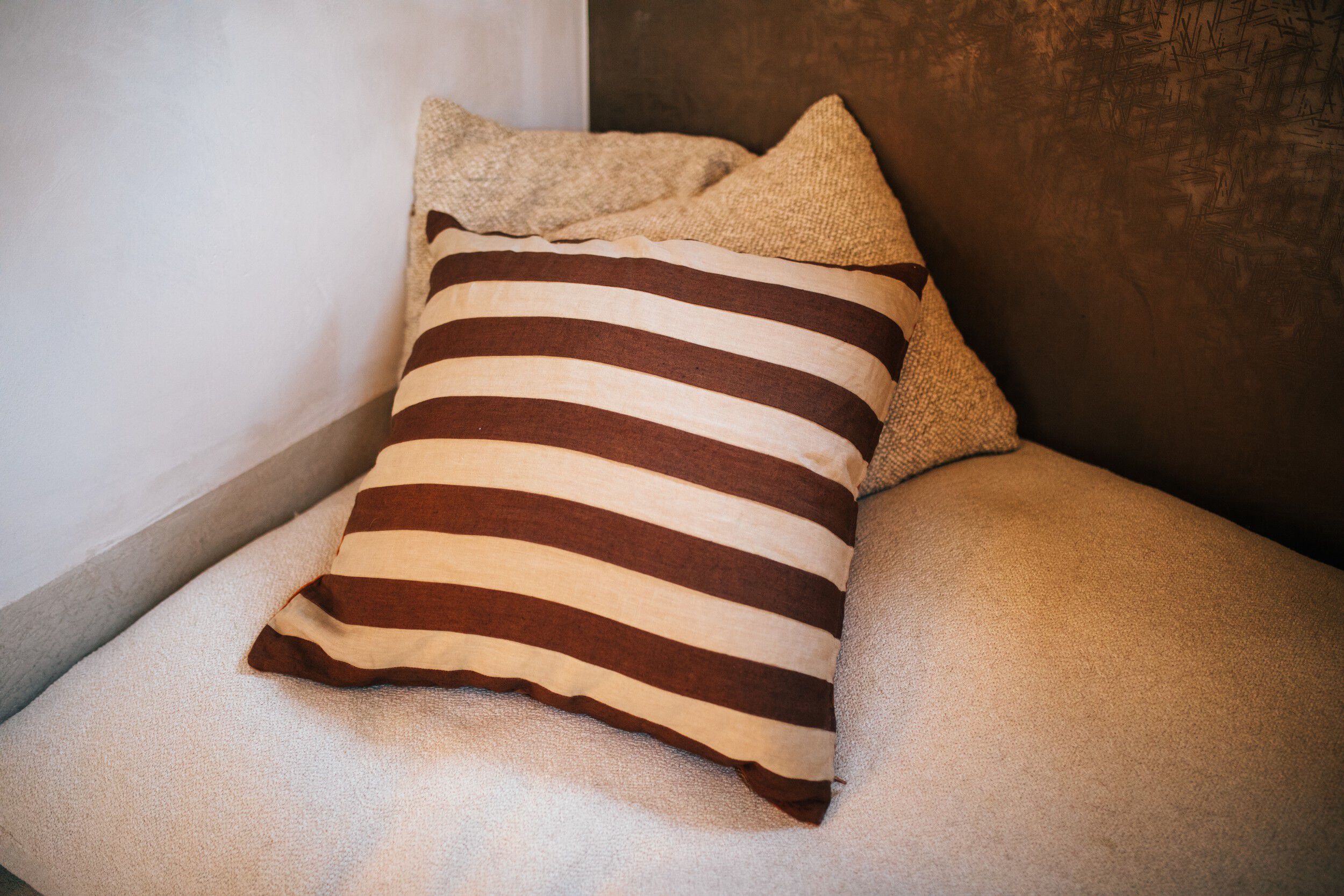 Льняная квадратная полосатая подушка POMAX WILDLIFE ARCH-00034736 - Вид №2