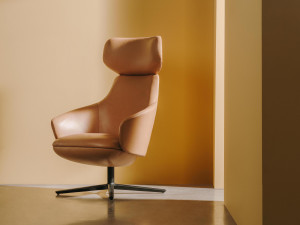 Кожаное вращающееся кресло с высокой спинкой