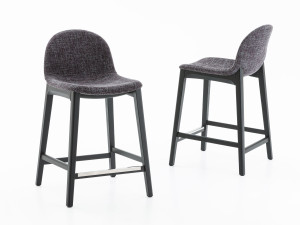 Мягкий стул с деревянным каркасом