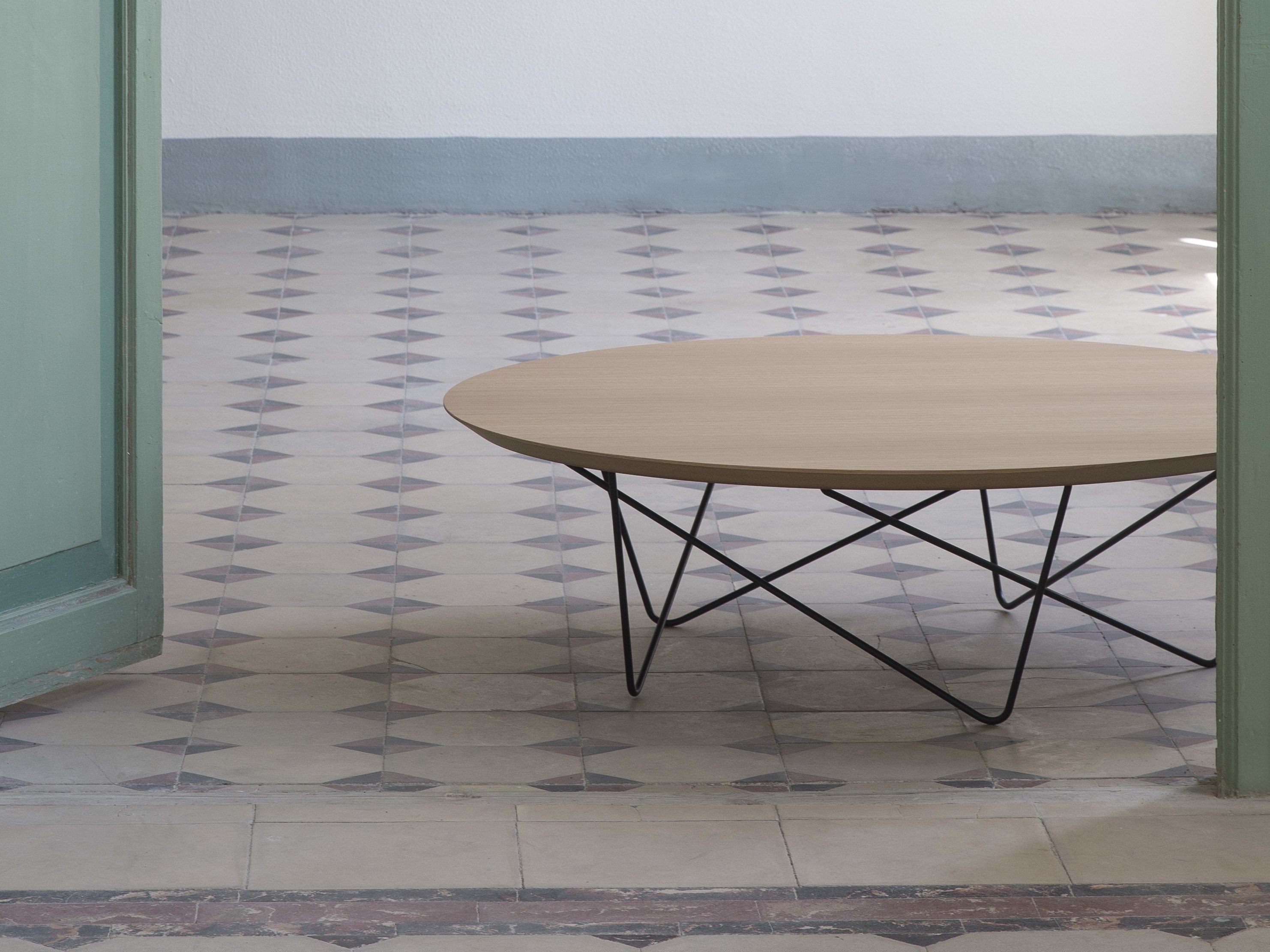 Круглый низкий журнальный столик Kendo Mobiliario Yohsi ARCH-00136468 - Вид №4