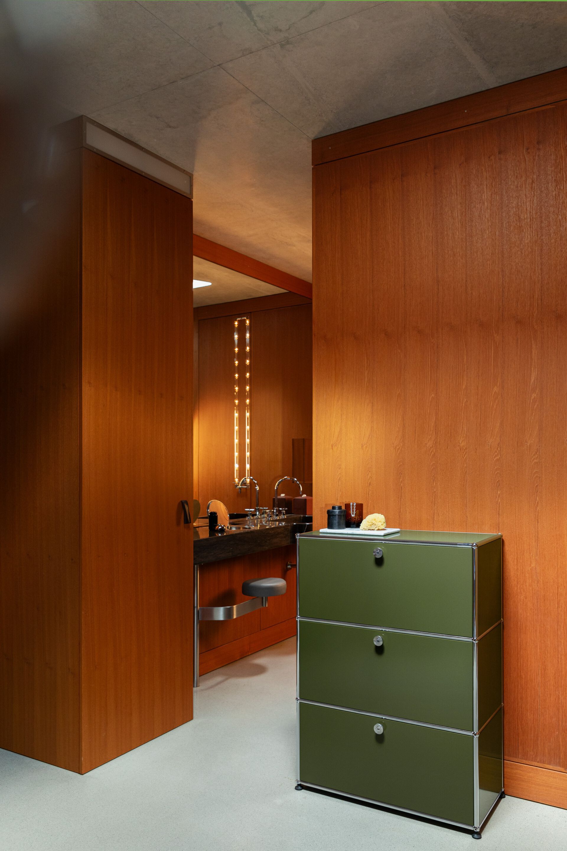 Секционный шкаф из металла с откидными дверцами USM USM Haller System ARCH-00053085 - Вид №2