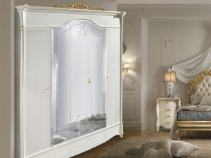 Деревянный шкаф с зеркалом