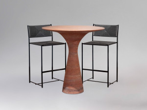 Высокий круглый стол из натурального камня