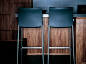 Высокий мягкий стул