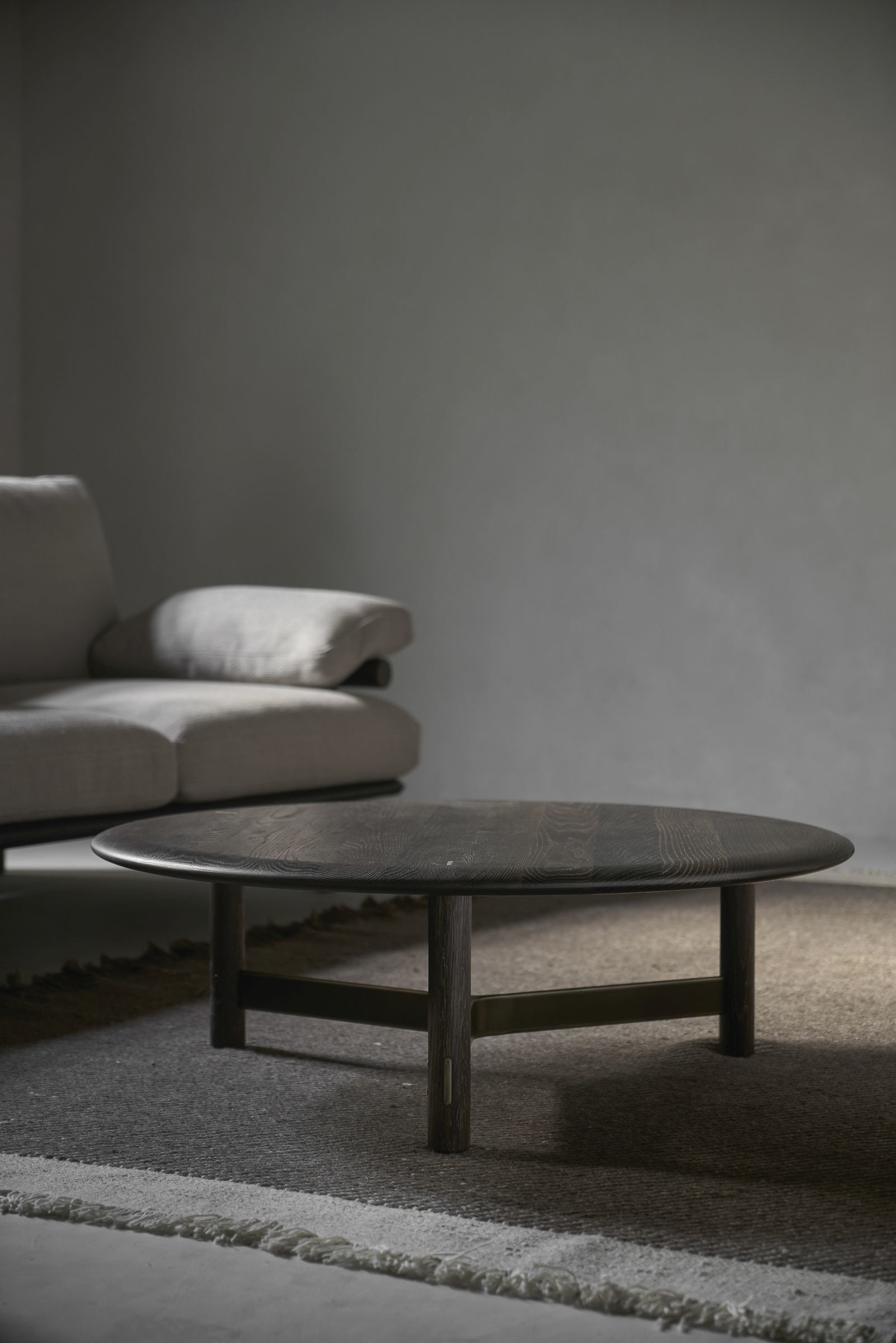 Круглый низкий журнальный столик из дуба District Eight Stilt ARCH-00024843 - Вид №11