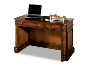 Деревянный прямоугольный стол