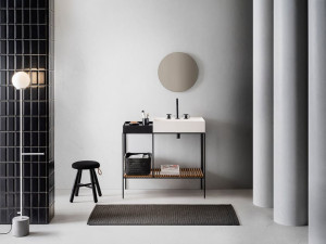 Состав ванной комнаты с раковиной и зеркалом