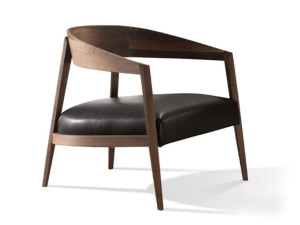 Кресло из массива дерева с подлокотниками