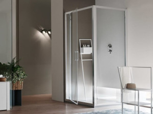 Стеклянная угловая душевая кабина с поворотной дверью