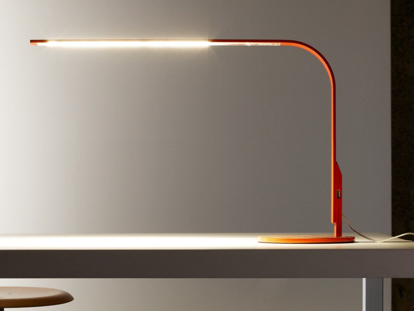 Алюминиевая светодиодная настольная лампа с USB-разъемом Pablo Designs LIM360 ARCH-00092895