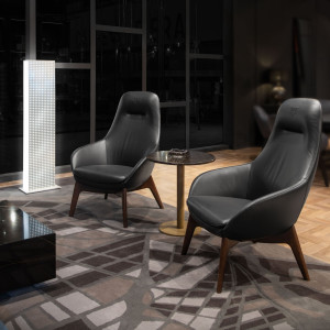 Кожаное кресло с высокой спинкой